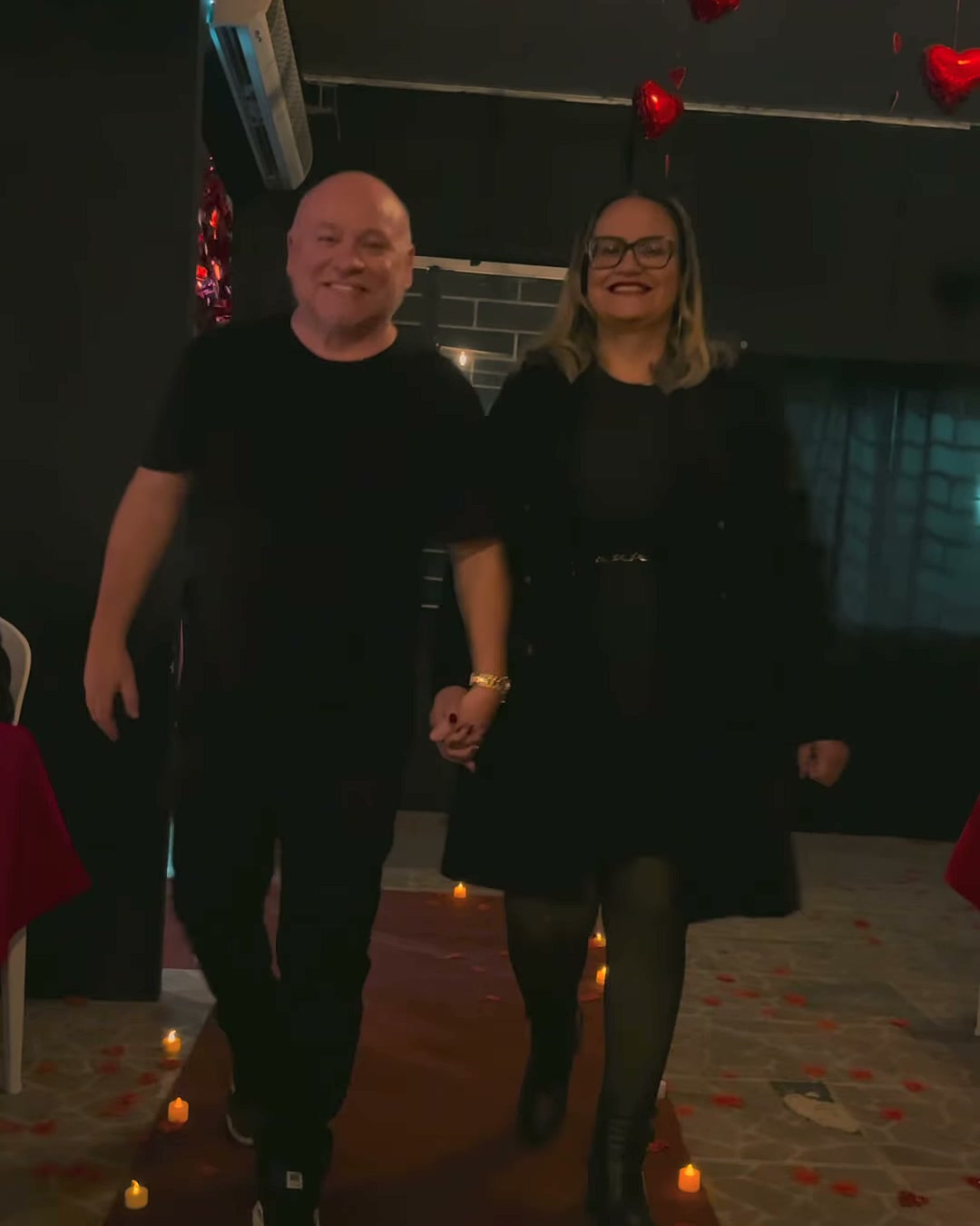 Pastor Fábio e Pastora Shirley de mãos dadas no Encontro de Casais da Gênesis