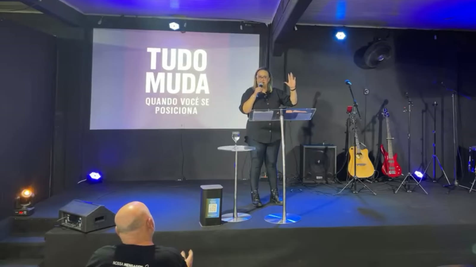 Pregação "Tudo muda quando você se posiciona" no palco da Gênesis Church